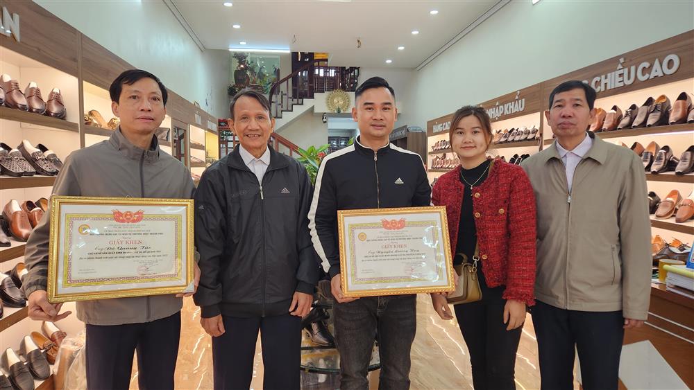 Hội Chống hàng giả và Bảo vệ thương hiệu Hà Nội (HATAP): Tặng Giấy khen cho các đơn vị đạt nhiều thành tích xuất sắc năm 2022.
